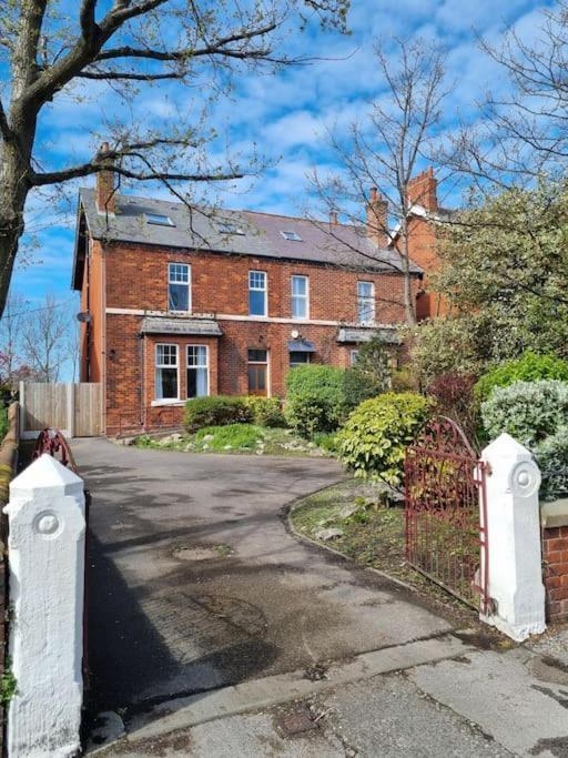 The Hot Tub Townhouse By Holiday Heim Lytham St Annes Kültér fotó