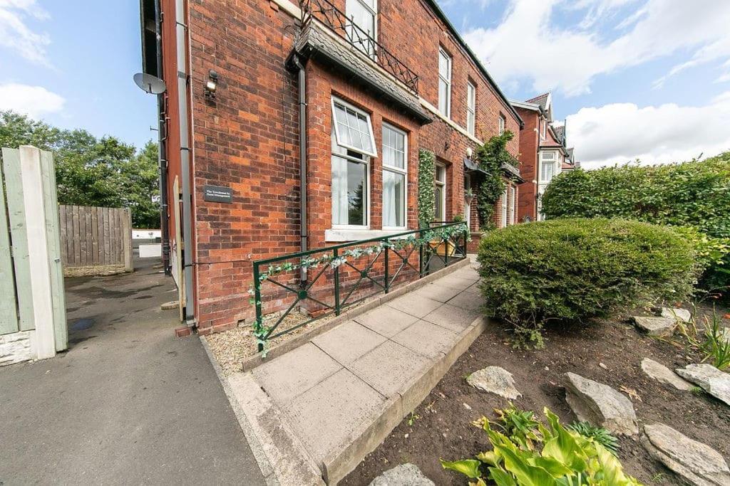 The Hot Tub Townhouse By Holiday Heim Lytham St Annes Kültér fotó