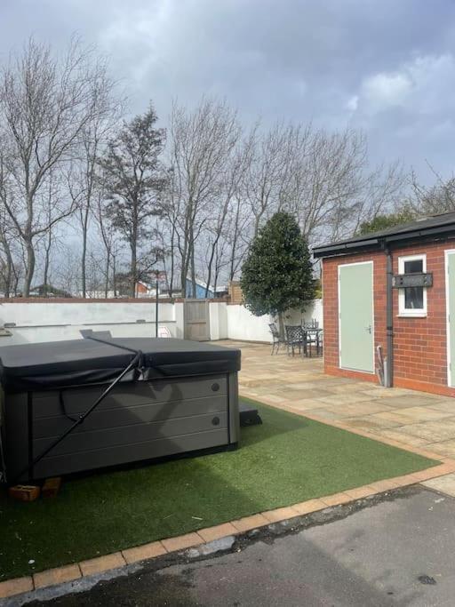 The Hot Tub Townhouse By Holiday Heim Lytham St Annes Kültér fotó