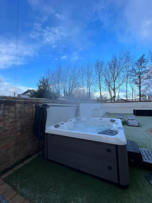 The Hot Tub Townhouse By Holiday Heim Lytham St Annes Kültér fotó