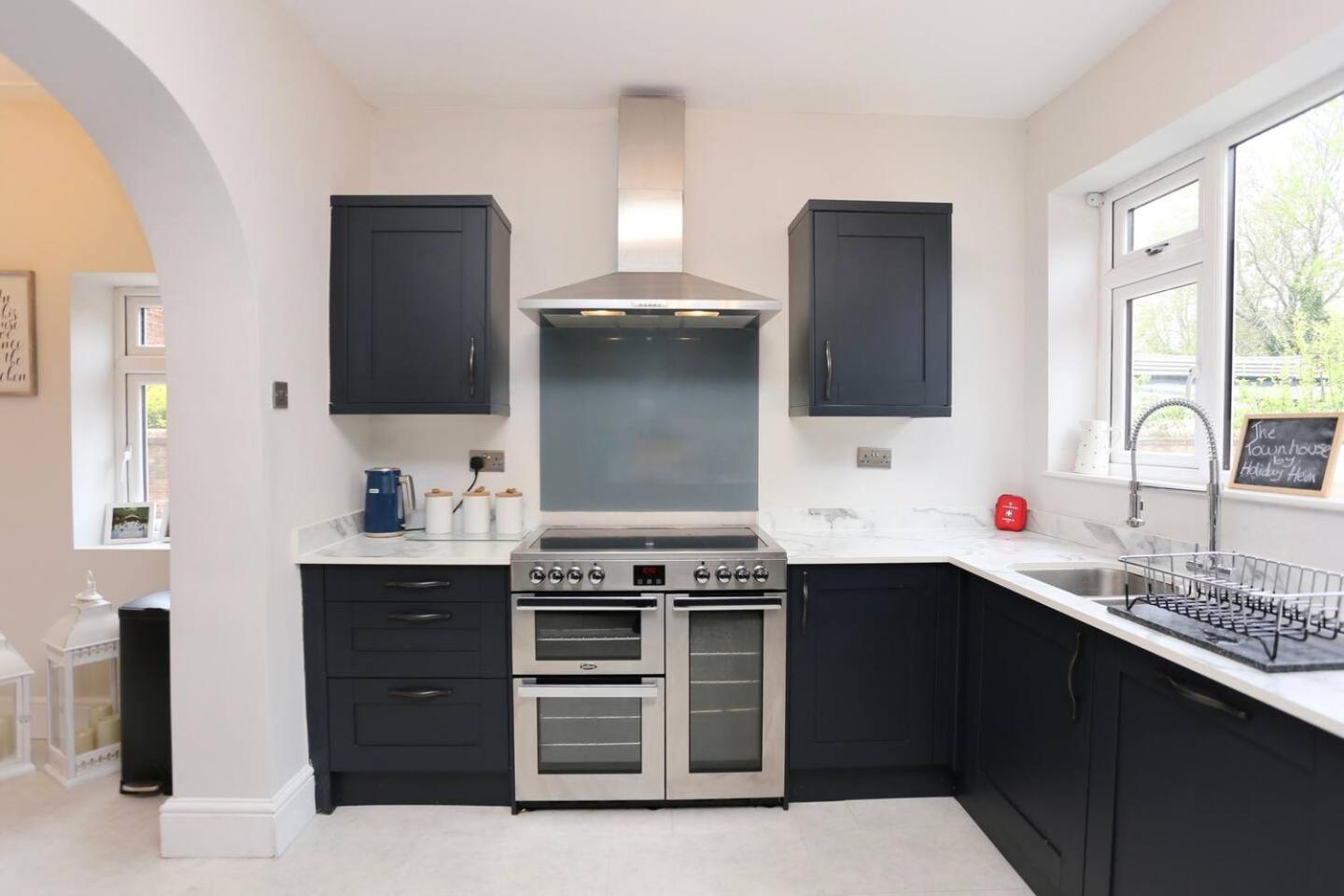 The Hot Tub Townhouse By Holiday Heim Lytham St Annes Kültér fotó
